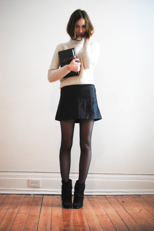 strumpfmode: (via Books&amp;Looks | Dentelle Fleurs | Canadian fashion blog)