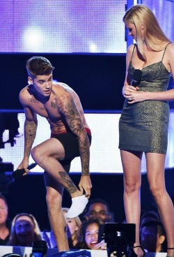 missvainqueen:  Dammit Justin spare my life you sexy inconsiderate goddess 😜😄😉😏😏 