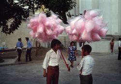 Unrar:  Sellers Of “Candy Floss”, (Spun Sugar) In Guatemala City 1981, Chriss