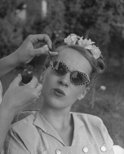 anything-classic:  Girls customizing their sunglasses, 1947. 