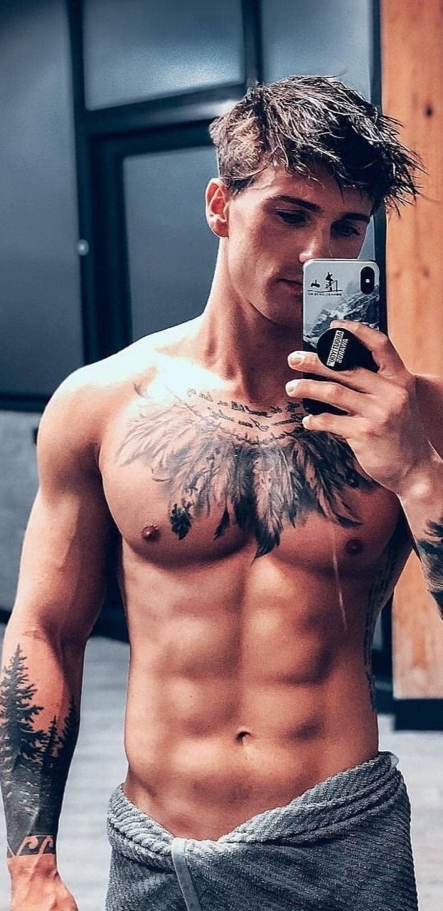 jazzbythelake: tigers-men:    http://jazzbythelake.tumblr.com  Like man in towel.