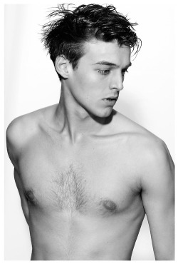 hairycelebs:  Robbie Wadge