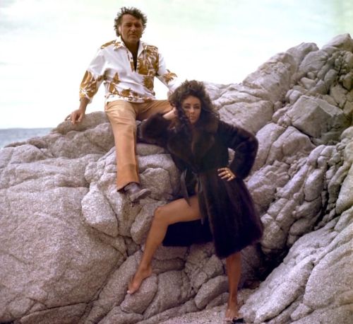Tempestuous show biz royal couple Richard Burton and Elizabeth Taylor absolutely slaying on the cove