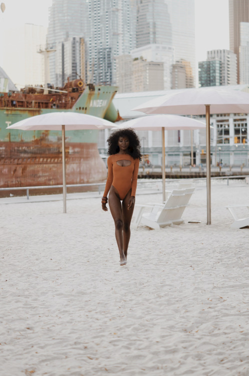 jaiking: rudegyalchina:iamzsz:Sistren - Gabby &amp; Zu  Hangin @ Sugar Beach (Toronto) 