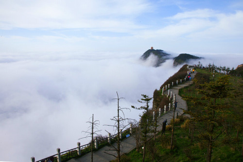 Cloud Sea on Mount E‘mei, Sichuan, China.  There are two famous site for viewing the cloud sea, one 