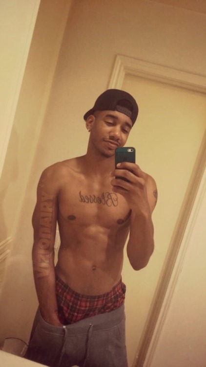 gotmelookintwice:  vizionairy:  Justin AKA FedI’m about to post all his vids on Twitter this morning… Just be patient with me lol… Caught My Eye https://twitter.com/Vizionairy1Https://www.Vizionairy.tumblr.com  😍😍😍