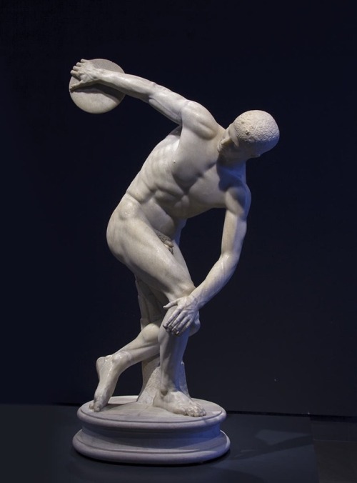 malemalefica:El Discóbolo es la denominación convencional de una famosa escultura griega realizada p