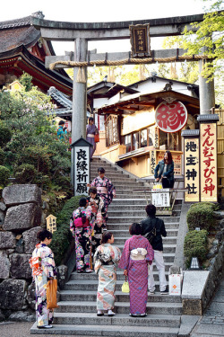 hokkyokukou:  Kimonos Abound @ Kiyomizu…