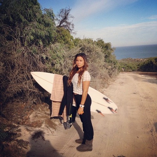 http://surfandbefree.tumblr.comJohanne Defay rocking the Uggs