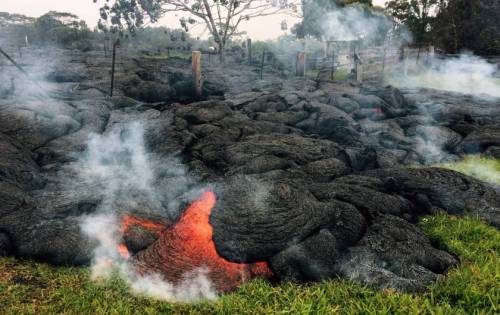 Porn photo micdotcom:  Surreal photos show lava encroaching