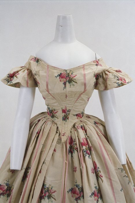 ephemeral-elegance:  Evening Dress, ca. 1860 via Bunka Gakuen Museum 