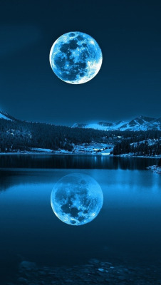 opticoverload:  Moon in Cold Lakes 