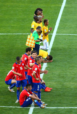 c-l-0-w-n:  no reblogueo futbol a menos que sea importante, pero queria decir con toda la libertad que tengo, que nunca me habia emocionado tanto con un partido de La Roja! Y grande Medel! Pedazo de jugador, pese a su condicion lo dio todo :) fue lo mejor