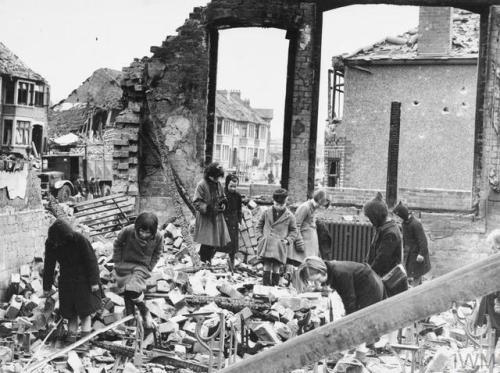 Children searching for books among the ruins of their school inCoventry after the air raid of 10th –