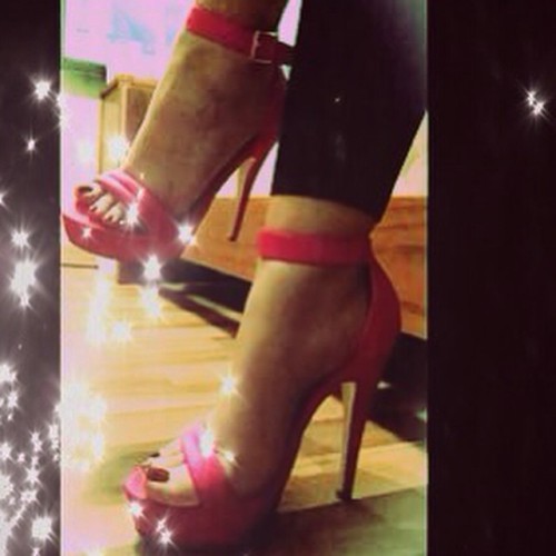 Jessica Simpson open toe heels repost by @christina_marie826 #redheels #tacchialti #tacones #tacco15