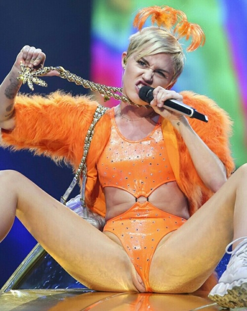 Porn dffakes:    Miley Cyrus photos