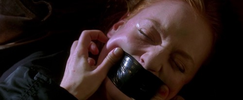 mainstream-gags:Hottie Alicia Witt had a nice scene in horror flick Urban Legend. Here, she’