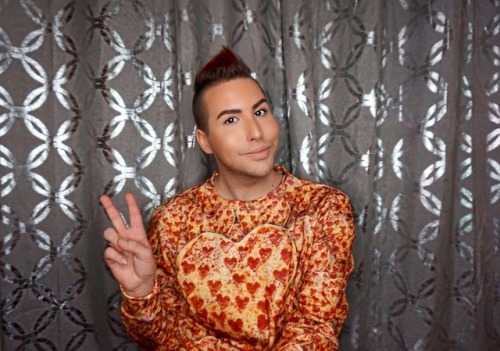 @jessehazen  is our spirit animal <3   shelfies.com/products/party-pizza-sweater