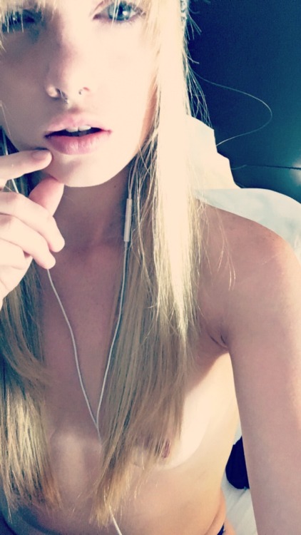 daddyslittleslutty-princess:Cause my hair is long enough to take teasing pictures