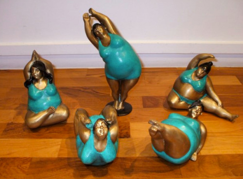 :D body pos yoga lady statues!! this is awesome.