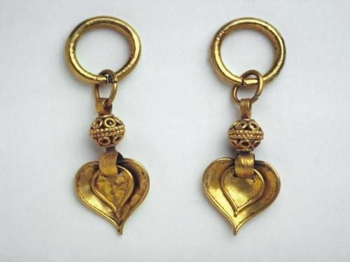 Korean gold earrings, dated to 500-600 CE during the Silla Kingdom. Source: Asian Art Museum in San 