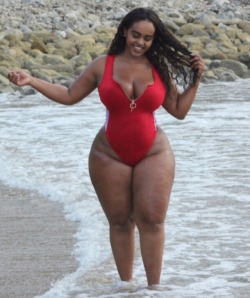 thicksexyasswomen: maceleven:  https://www.instagram.com/msrtaye  Long Walks 🌊 