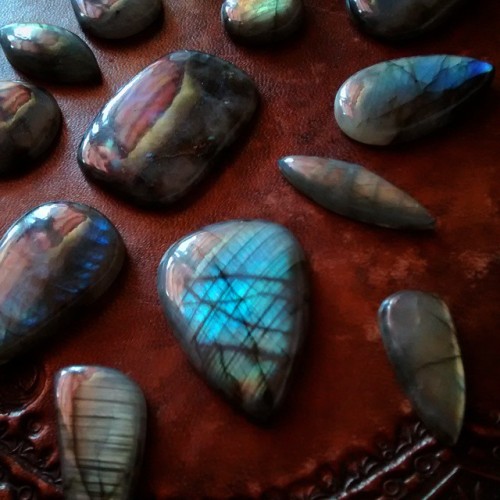 today i got many new beautiful labradorites in the mail ✨