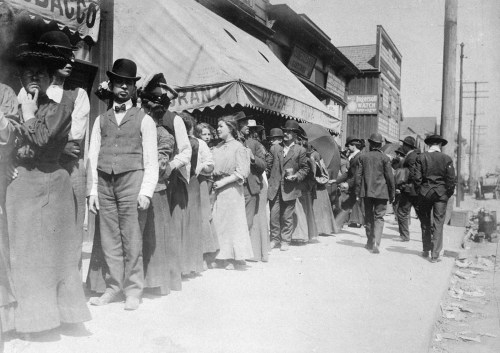 mostly-history:After the 1906 San Francisco Earthquake:Cooking in the streets of SanFrancisco.Bread 