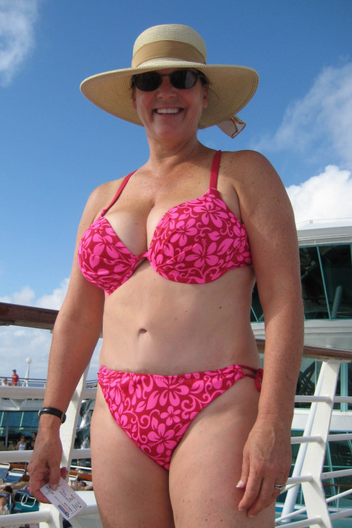 Big beautiful sexy beach granny!Date sexy mature beach babes HERE!