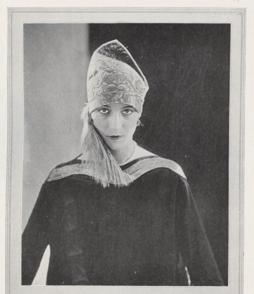 Model wearing a hat by Suzanne Talbot in the September 1, 1926 issue of French Vogue. Photo by Georg