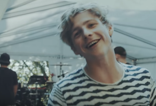 look at this cinnamon roll, too cute, too pure for this world
