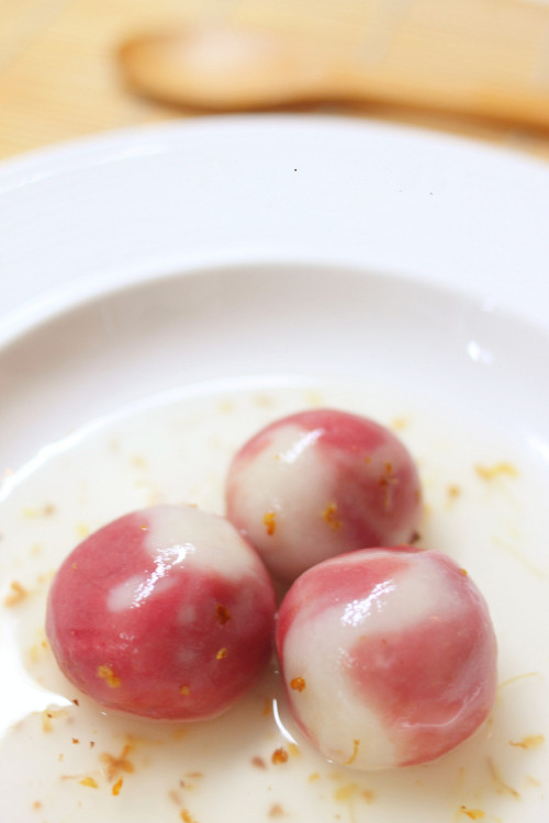 mingsonjia: TC:湯圓    SC:汤圆  tāng yuán Tangyuan, a homophone of and frequent me