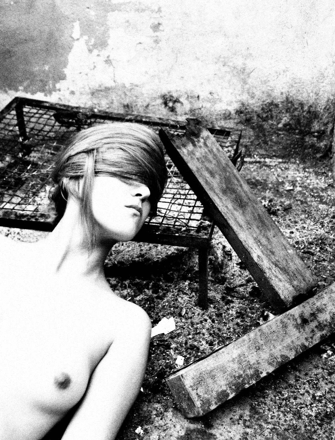 micaelanavarroph:  Alergia  Self-Portrait   Micaela Navarro