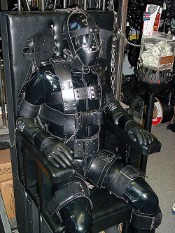 rubberbondageboy:  glovesandbondage:  alm2009: