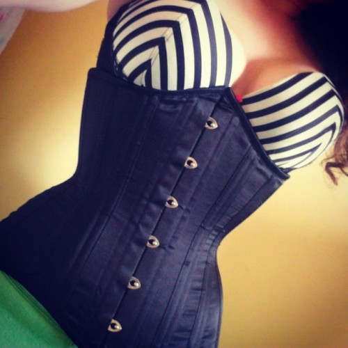 Waist training selfie ! #whatkatiedid #wkd #selfie #ootd #pinup #curves #hourglass #corset #waisttra