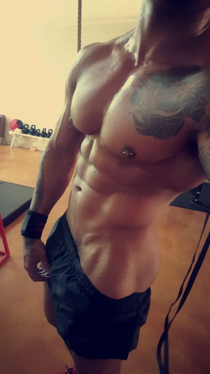aworldofmenz:  tabloidheat101:  Ash Armand   A World of Menz