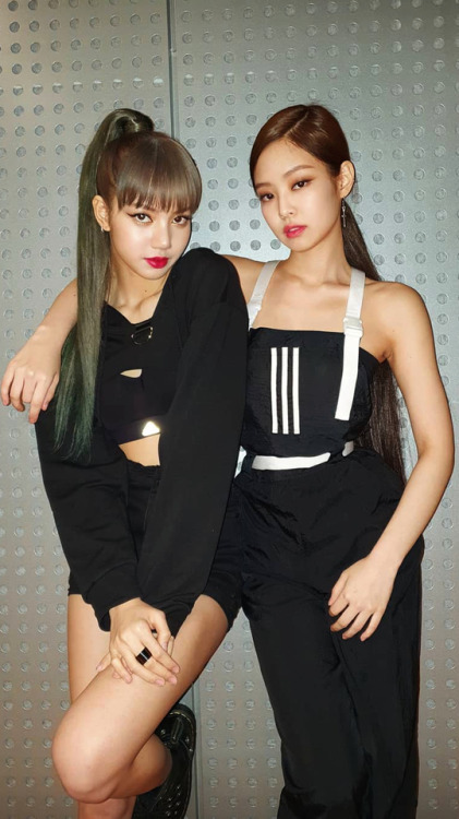 Blackpink Lisa & Jennie Lockscreens