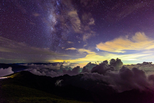 stunningsurroundings: 主峰雲海銀河-1 by jun_652 on Flickr.