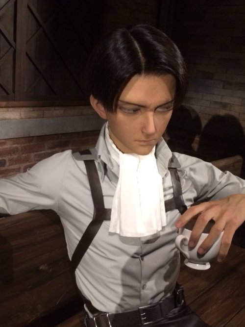 Isayama Hajime’s editor, Kawakubo Shintaro, takes a photo with the new tea-drinking Levi clonoid at Universal Studio Japan’s SNK THE REAL exhibition! Also featured in this year’s exhibition is a transforming Eren clonoid with Titan feet!Images