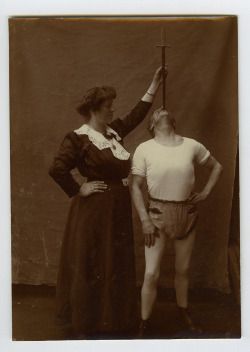 weirdvintage:  Sword swallower, 1910s (via