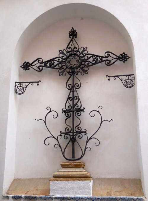 Nicho con la cruz de hierro forjado, Sevilla, 2016.