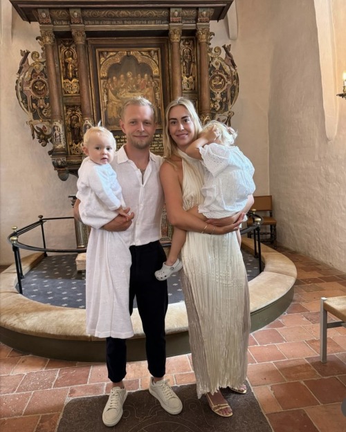 This Blonde Guy With His Blonde Babies
