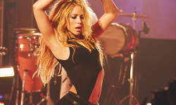 lgxs:  Shakira live at Walmart soundcheck