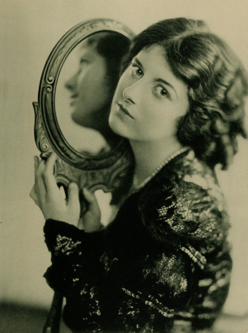 Alice Calhoun, April 1921Lumiere :: Actress Alice Calhoun, Photoplay Magazine, April 1921 issue. | s
