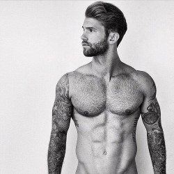 3leapfrogs:  slysf:  André Hamann  3leapfrogs