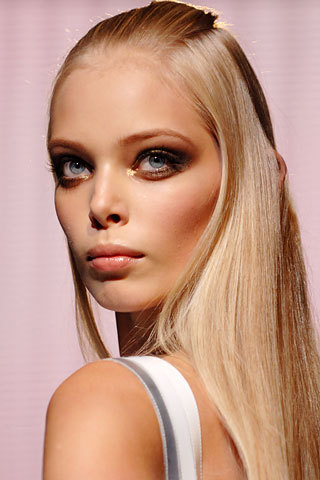 borgucharskaia: tanya dziahileva @ versace ss07 rtw