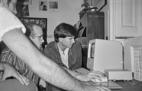 vintageeveryday: Steve Jobs showing Andy Warhol, Keith Haring and Kenny Scharf how to use a Macintos