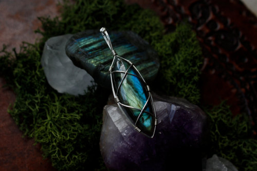 90377: this wonderful deep blue and green labradorite pendant is available at my etsy shop.