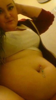 littlemiss-eat-a-lot:  Cheeky little belly pic 😛 