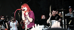 theparamores:  Careful (Warped Tour, July 16 2011) (x)   Hayley bebé 💜😊